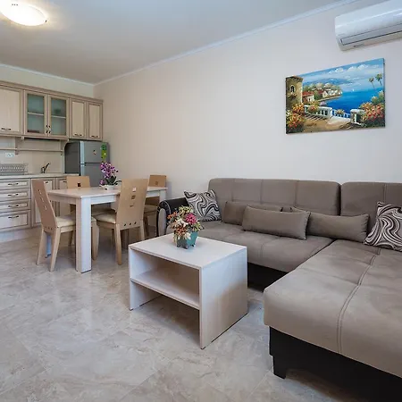 Ξενοδοχείο με διαμερίσματα Apartments In Esteban Complex Νεσέμπαρ
